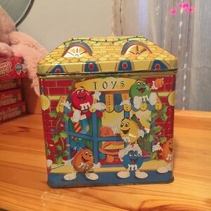 1996 M & M Christmas tin